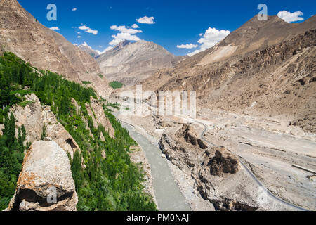 Altit, Hunza Tal, Gilgit-Baltistan, Pakistan: KKH Karakorum Highway und Hunza Flusses ab Fort Altit gesehen. Stockfoto