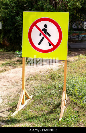 Verboten Schild Silhouette zu Fuß Mann in einem Kreis mit Kreuz Stockfoto