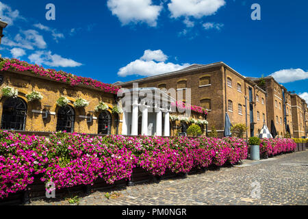 Whetherspoons pub außen in das Hauptbuch Gebäude und Dock Lagerhäuser an der West India Quay in Canary Wharf, London, Großbritannien Stockfoto