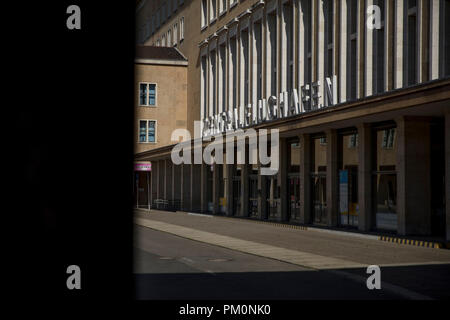 Flugplatzes Tempelhof, Berlin, Deutschland: 15. August 2018: alte Terminal Gebäude Haupteingang Stockfoto