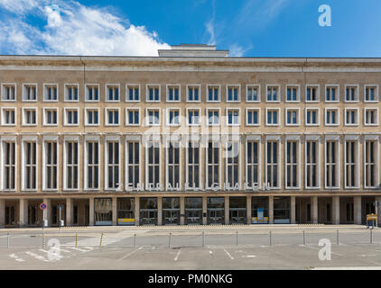 Flugplatzes Tempelhof, Berlin, Deutschland: 15. August 2018: alte Terminal Gebäude Haupteingang Stockfoto