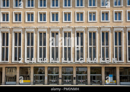 Flugplatzes Tempelhof, Berlin, Deutschland: 15. August 2018: alte Terminal Gebäude Haupteingang Stockfoto