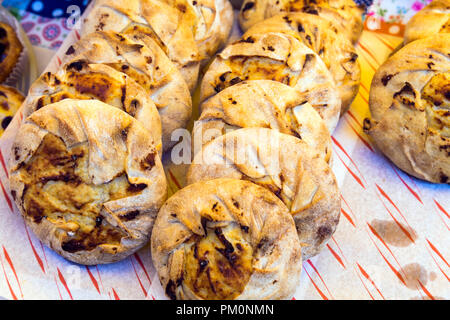 Portugiesische Käse Gebäck Brötchen an der Angel Canal Festival 2018, London, UK Stockfoto