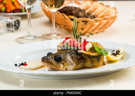 Gebackene Forelle mit Kaviar und Gemüse Stockfoto