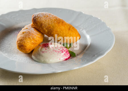 Pfannkuchen mit Käse und saurer Sahne Stockfoto