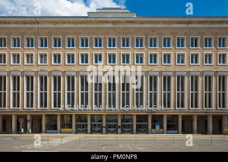 Flugplatzes Tempelhof, Berlin, Deutschland: 15. August 2018: alte Terminal Gebäude Haupteingang Stockfoto