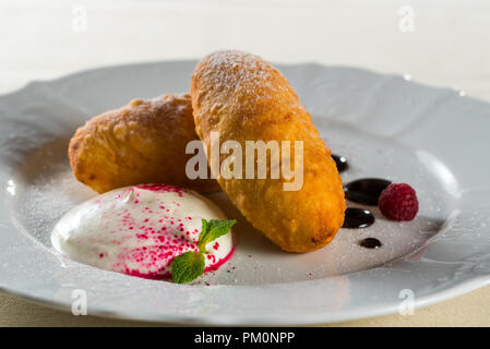 Pfannkuchen mit Käse und saurer Sahne Stockfoto
