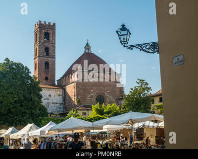 Piazza Antelminelli mit der Kirche des Heiligen Johannes (Giovanni) & Reparata, auf einem Markt, der Tag, das in der ummauerten Stadt Lucca, Toskana, Italien Stockfoto