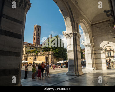 Piazza Antelminelli mit dem Turm der Kirche von Saint John & Reparata, wie aus der Kathedrale von St Martin, Stadt Lucca, Toskana, Italien Stockfoto