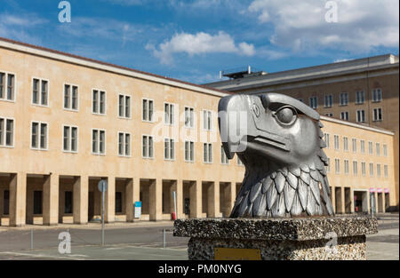 Flugplatzes Tempelhof, Berlin, Deutschland: 15. August 2018: Eagle Head auf Anzeige in Eagle Square Stockfoto