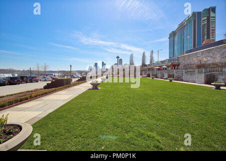 Niagara, Ontario-27 April 2018: Niagara City Downtown in der Nähe von malerischen Wasserfällen Stockfoto