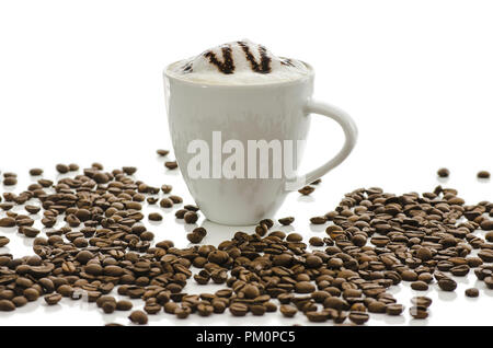 Kaffee in eine weiße Tasse mit Kaffeebohnen umgeben. Stockfoto