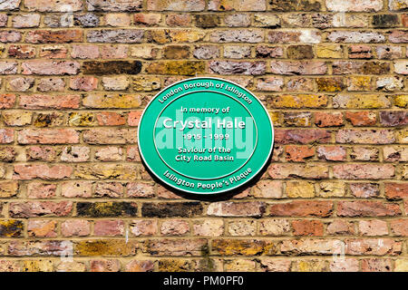 Eine grüne Plakette von Islington Menschen für Crystal Hale, Retter der City Road Becken auf dem Regents Canal, London, UK Stockfoto