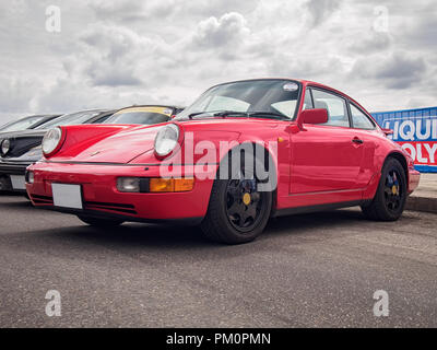 VILNIUS, LITAUEN - 26. AUGUST 2018: Porsche 911 (964) Carrera 4 auf den Straßen der Stadt. Stockfoto