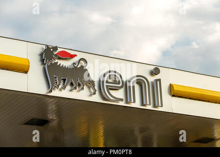 CERVIA (RA), Italien - 16. SEPTEMBER 2018: Sonnenlicht erleuchtenden ENI Logo auf der Verkaufsplattform der Servicestation Stockfoto