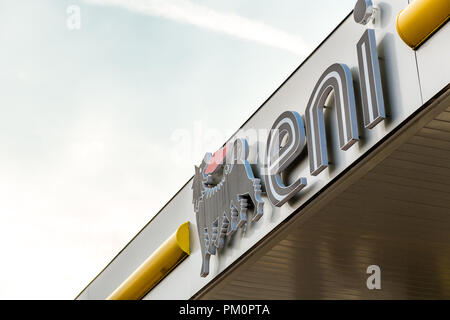 CERVIA (RA), Italien - 16. SEPTEMBER 2018: Sonnenlicht erleuchtenden ENI Logo auf der Verkaufsplattform der Servicestation Stockfoto