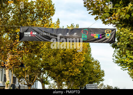 CERVIA (RA), Italien - 16. SEPTEMBER 2018: Sonnenlicht erleuchtenden IRONMAN Logo auf Banner in Cervia Stockfoto