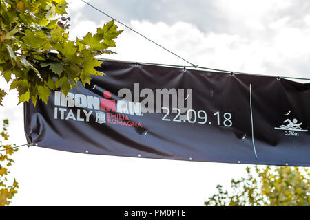 CERVIA (RA), Italien - 16. SEPTEMBER 2018: Sonnenlicht erleuchtenden IRONMAN Logo auf Banner in Cervia Stockfoto