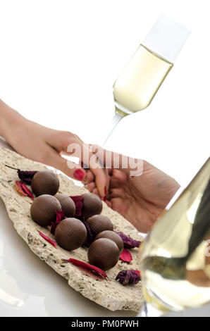 7/8-Ansicht von ein Paar in Liebe Hände halten auf einem weißen Tisch. Stockfoto