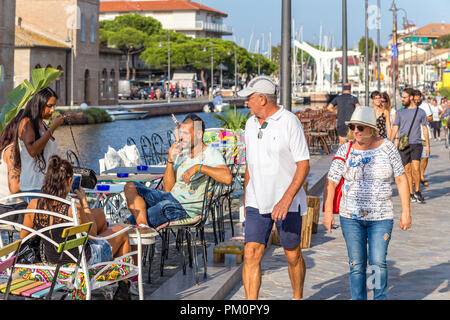 CERVIA (RA), Italien - 16. SEPTEMBER 2018: Touristen wandern und genießen Marina in Cervia Stockfoto