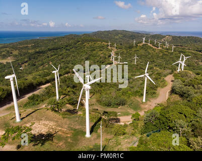 Windenergieanlagen auf bergigen Insel der Karibik Stockfoto