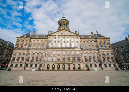 Morgen, Jul 22: Morgen Blick auf den historischen Königlichen Palast am 22.Juli 2017 in Amsterdam, Niederlande Stockfoto