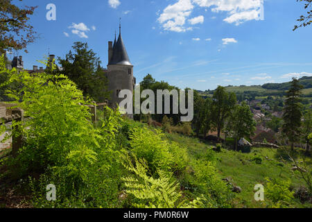 Das Chateau de La Rochepot oberhalb des Dorfes La Rochepot (Cote d'Or) FR Stockfoto