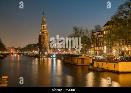 Nachtansicht des historischen Montelbaanstoren Tower in Amsterdam, Niederlande Stockfoto