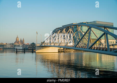 Kirche des Heiligen Nikolaus und der Herr JJ van der Veldebrug Brücke in Amsterdam, Niederlande Stockfoto