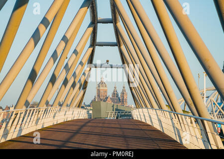 Kirche des Heiligen Nikolaus und der Herr JJ van der Veldebrug Brücke in Amsterdam, Niederlande Stockfoto