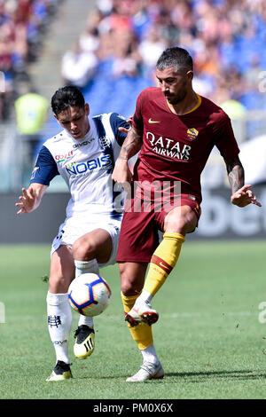 Rom, Italien. 16 Sep, 2018. Aleksandar Kolarov der AS Roma ist von Mariusz Stepinski von Chievo Verona während der Serie ein Match zwischen Roma und Chievo Verona im Stadio Olimpico, Rom, Italien Am 16. September 2018 in Frage gestellt. Foto von Giuseppe Maffia. 16 Sep, 2018. Quelle: AFP 7/ZUMA Draht/Alamy Live News Credit: ZUMA Press, Inc./Alamy leben Nachrichten Stockfoto