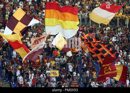 Stadio Olimpico, Rom, Italien. 16 Sep, 2018. Serie A Fussball, Roma gegen Chievo; Anhänger der Roma zeigen ihre Unterstützung für ihre Team Credit: Aktion plus Sport/Alamy leben Nachrichten Stockfoto