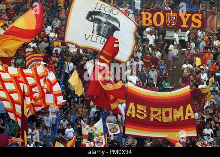 Stadio Olimpico, Rom, Italien. 16 Sep, 2018. Serie A Fussball, Roma gegen Chievo; Anhänger der Roma zeigen ihre Unterstützung für ihre Team Credit: Aktion plus Sport/Alamy leben Nachrichten Stockfoto