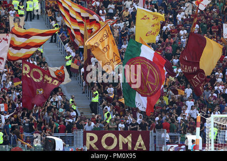 Stadio Olimpico, Rom, Italien. 16 Sep, 2018. Serie A Fussball, Roma gegen Chievo; Anhänger der Roma zeigen ihre Unterstützung für ihre Team Credit: Aktion plus Sport/Alamy leben Nachrichten Stockfoto