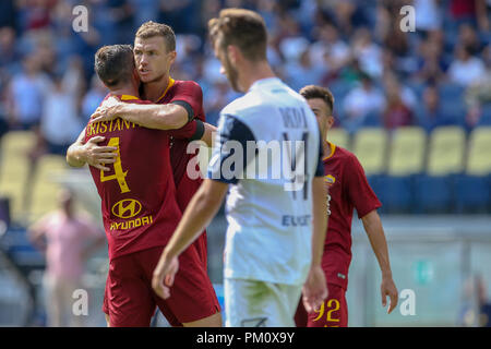Stadio Olimpico, Rom, Italien. 16 Sep, 2018. Serie A Fussball, Roma gegen Chievo; Bryan Cristante der Roma feiert mit Edin Dzeko, nachdem er ein Tor in der 30. Minute für 2-0 Credit: Aktion plus Sport/Alamy leben Nachrichten Stockfoto