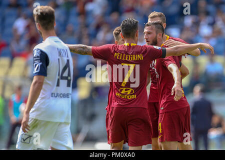 Stadio Olimpico, Rom, Italien. 16 Sep, 2018. Serie A Fussball, Roma gegen Chievo; Bryan Cristante der Roma feiert mit Mannschaftskameraden, nachdem er ein Tor in der 30. Minute für 2-0 Credit: Aktion plus Sport/Alamy leben Nachrichten Stockfoto