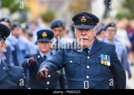 Die Schlacht um England Day Parade. 1312 (Southend on Sea) Squadron Air Kadetten führte eine von der Royal Naval und militärischen Club im Royal Terrace von St John's Kirche, in Southend on Sea, wo ein Service der Erinnerung gehalten wurde Stockfoto