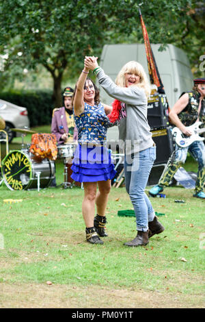 Nottingham, UK: 16. September 2018: Nottingham green Festival fand heute um das Arboretum, organisiert von der Basis, Community-based Volunteers. Live Musik, Essen und Stände mit Kunsthandwerk. Phantom Limbs (Rock Band) führen Sie beim Gießen. Credit: Ian Francis/Alamy leben Nachrichten Stockfoto
