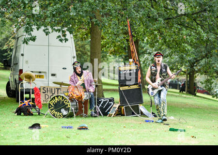 Nottingham, UK: 16. September 2018: Nottingham green Festival fand heute um das Arboretum, organisiert von der Basis, Community-based Volunteers. Live Musik, Essen und Stände mit Kunsthandwerk. Phantom Limbs (Rock Band) führen Sie beim Gießen. Credit: Ian Francis/Alamy leben Nachrichten Stockfoto