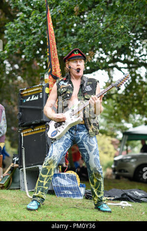 Nottingham, UK: 16. September 2018: Nottingham green Festival fand heute um das Arboretum, organisiert von der Basis, Community-based Volunteers. Live Musik, Essen und Stände mit Kunsthandwerk. Phantom Limbs (Rock Band) führen Sie beim Gießen. Credit: Ian Francis/Alamy leben Nachrichten Stockfoto
