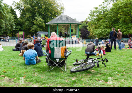 Nottingham, UK: 16. September 2018: Nottingham green Festival fand heute um das Arboretum, organisiert von der Basis, Community-based Volunteers. Live Musik, Essen und Stände mit Kunsthandwerk. Credit: Ian Francis/Alamy leben Nachrichten Stockfoto