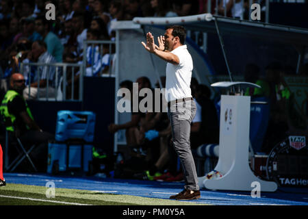 Das Estadio Municipal de Butarque, Leganes, Spanien. 16 Sep, 2018. Liga Fußball, Leganes gegen Villarreal; Javier Calleja Trainer von Villerreal CF sendet in Anweisungen zu seinem Team Credit: Aktion plus Sport/Alamy leben Nachrichten Stockfoto