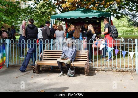 Nottingham, UK: 16. September 2018: Nottingham green Festival fand heute um das Arboretum, organisiert von der Basis, Community-based Volunteers. Live Musik, Essen und Stände mit Kunsthandwerk. Credit: Ian Francis/Alamy leben Nachrichten Stockfoto