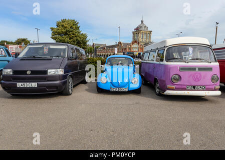 Klassische Autos am Strand Auto Show fand am Southend direkt am Meer. VW Käfer, VW Camper, VW-Bus. VWs. Volkswagens. Stockfoto