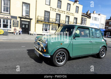 Klassische Autos am Strand Auto Show fand am Southend direkt am Meer. Iconic BRITISCHE Mini Fahren auf der Marine Parade, die Hoffnung Hotel Stockfoto