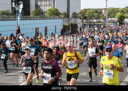 Berlin, Deutschland. 16 Sep, 2018. Läufer konkurrieren Während der Berlin Marathon 2018 in Berlin, Hauptstadt der Bundesrepublik Deutschland, an Sept. 16, 2018. Den Berlin Marathon 2018 starteten in Berlin am Sonntag. Eliud Kipchoge aus Kenia gewann den Titel der Männer mit einem neuen Weltrekord von 2:01:39. Women's Titel fiel auf Kenias Gladys Cherono mit einem Ergebnis von 2:18:11. Credit: Shan Yuqi/Xinhua/Alamy leben Nachrichten Stockfoto