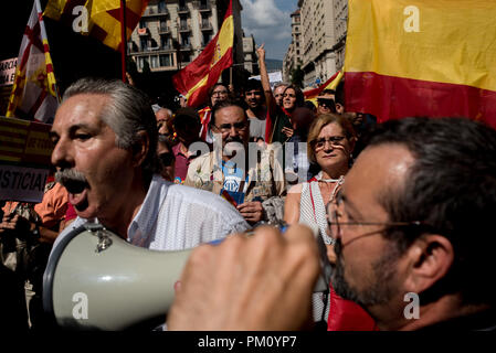 Barcelona, Spanien. 16. September 2018. Die Demonstranten durch die Unionistischen Organisationen face Pro - Unabhängigkeit Unterstützer von Ihnen securtity separed durch eine Polizeikette. Die Demonstranten marschierten in Unterstützung der Gebrauch der spanischen Sprache und gegen die sprachliche immersion System, eine Technik mit zweisprachigen Sprache Bildung (Katalanisch und Spanisch) in der katalanischen Schulen. Credit: Jordi Boixareu/Alamy leben Nachrichten Stockfoto