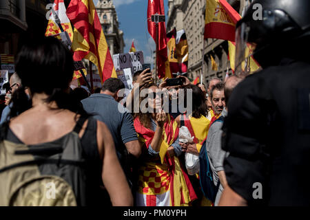 Barcelona, Spanien. 16. September 2018. Die Demonstranten durch die Unionistischen Organisationen face Pro - Unabhängigkeit Unterstützer von Ihnen securtity separed durch eine Polizeikette. Die Demonstranten marschierten in Unterstützung der Gebrauch der spanischen Sprache und gegen die sprachliche immersion System, eine Technik mit zweisprachigen Sprache Bildung (Katalanisch und Spanisch) in der katalanischen Schulen. Credit: Jordi Boixareu/Alamy leben Nachrichten Stockfoto