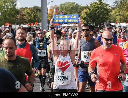 Berlin, Deutschland. 16 Sep, 2018. Ein Runner ist ein Banner mit den Worten "in sich selbst" in Deutschland während der Berlin Marathon 2018 in Berlin, Hauptstadt der Bundesrepublik Deutschland, an Sept. 16, 2018. Den Berlin Marathon 2018 starteten in Berlin am Sonntag. Eliud Kipchoge aus Kenia gewann den Titel der Männer mit einem neuen Weltrekord von 2:01:39. Women's Titel fiel auf Kenias Gladys Cherono mit einem Ergebnis von 2:18:11. Credit: Shan Yuqi/Xinhua/Alamy leben Nachrichten Stockfoto