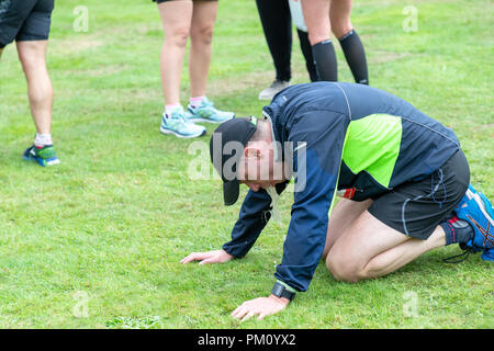 Warrington, Großbritannien. 16. September 2018. Die englische Halbmarathon, EHM, feiert das 10. Jahr in 2018. Regen hatte für den Fall, aber nach einer ersten nassen sammeln das regnerische Wetter hielt weg bis zum Ende der Prognose ausführen. Ausgehend von einem massierten grid Line-up im Winmarleigh Straße, Warrington, Cheshire, England, der Kurs folgt die Straßen der Stadt und schließt mit der Überquerung des Roten Teppich fertig stellen durch die ikonische Golden Gates von Warrington Town Hall. Es beherbergt auch ein 10-k-Rennen gleichzeitig Credit: John Hopkins/Alamy leben Nachrichten Stockfoto